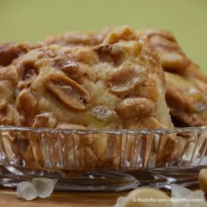 adolfina koekjes in een ondiepe glazen schaal